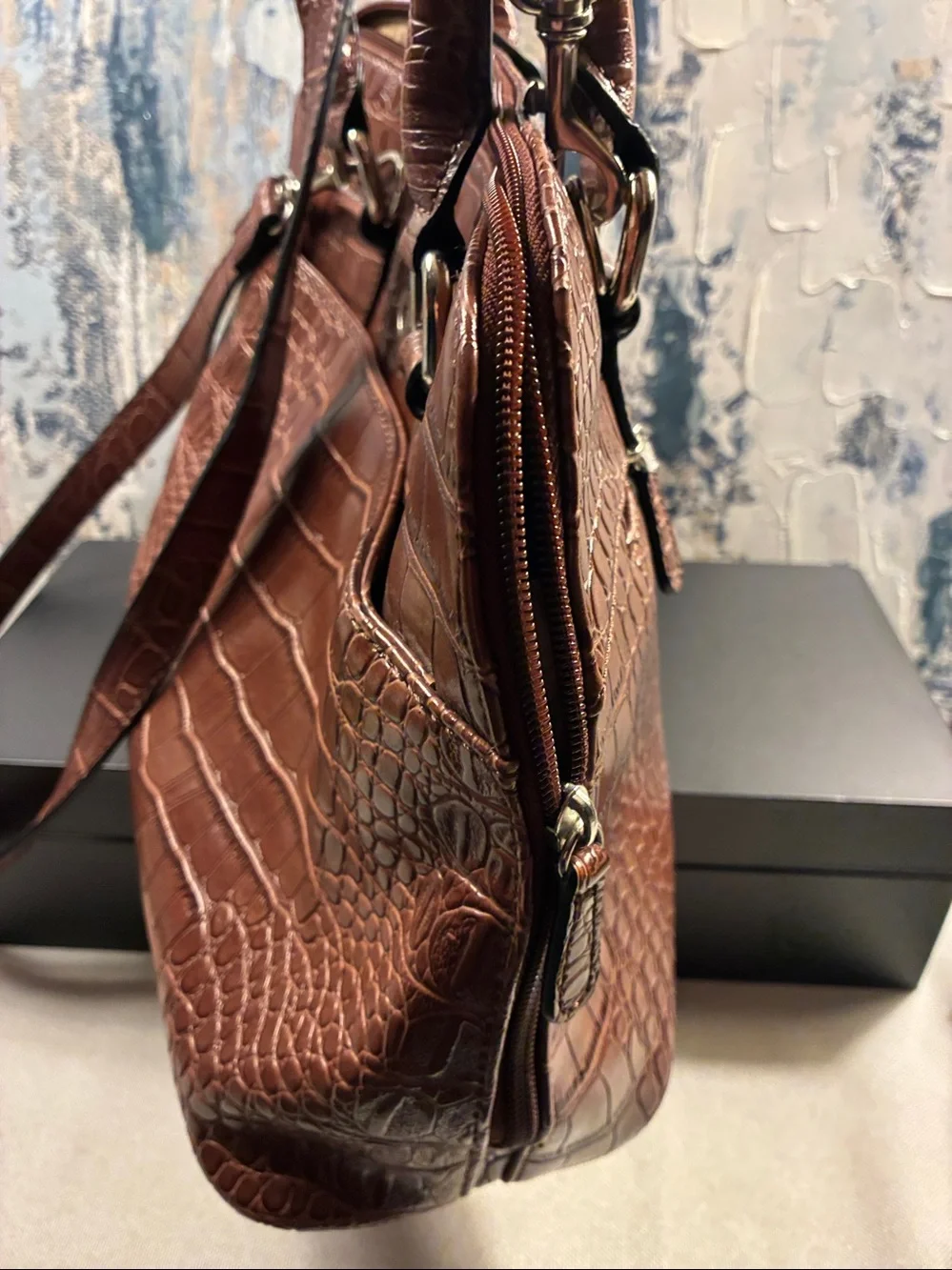 NWOT GianiBernini Elegant Brown Croc-Embossed Leather Satchel - Designer Style